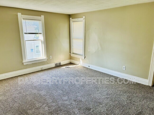 Building Photo - 457 Parker Ave