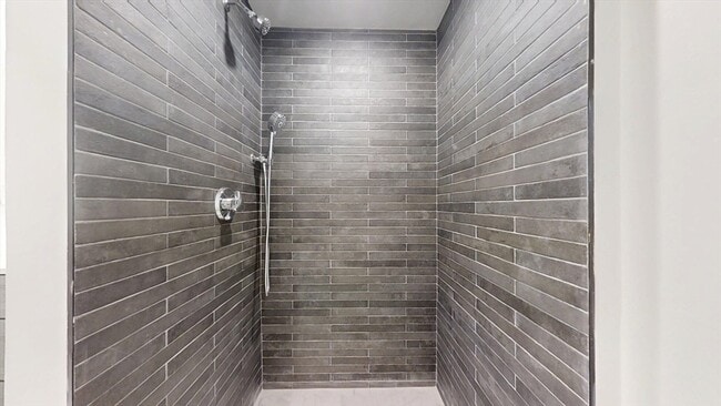 Building Photo - 10 Beaver Brook Rd