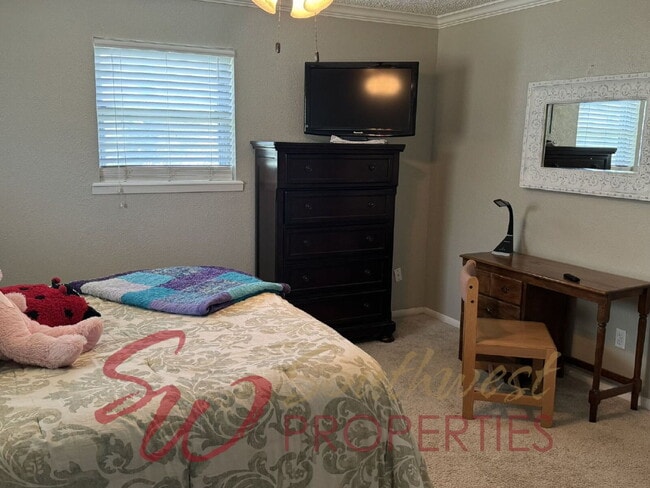 Building Photo - Lovely, spacious home that welcomes you in!