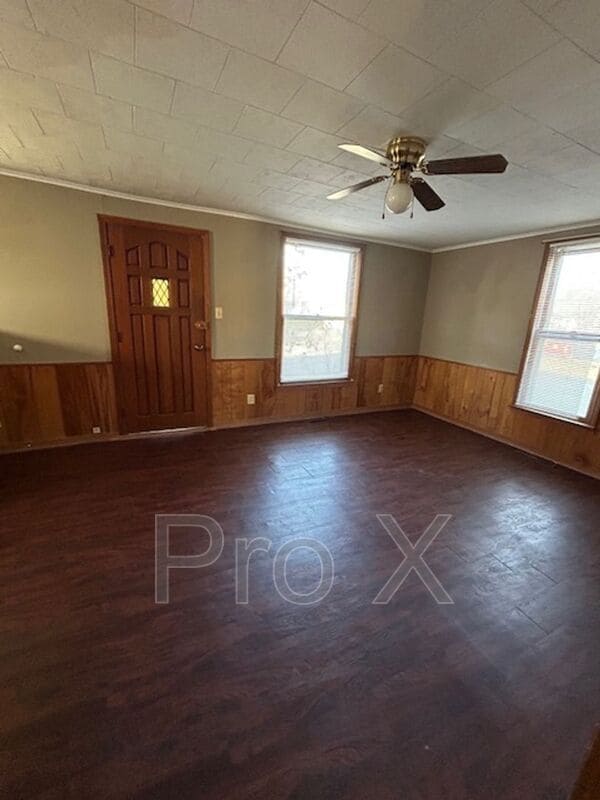 Building Photo - 1004 E 10th St