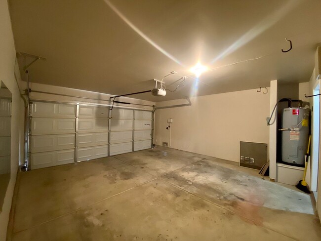 Building Photo - $300 OFF 1ST MONTH RENT IF YOU MOVE IN WIT...