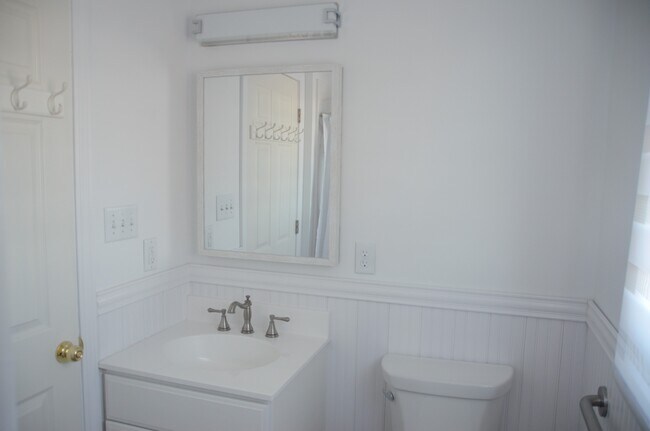 Full bathroom - 201 Woodlawn Ave