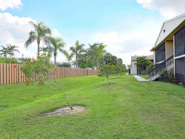 Building Photo - $250 OFF FIRST MONTH RENT!! Affordable & Newly Remodeled 1-Bedroom in the Heart of Fort Myers!