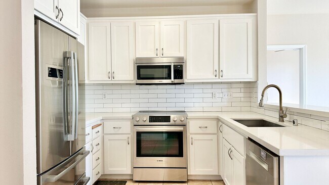 Building Photo - Stylish and Chic 2 Condo nestled in the Heart of Downtown!