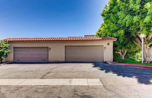 Building Photo - 671 Ascot Dr