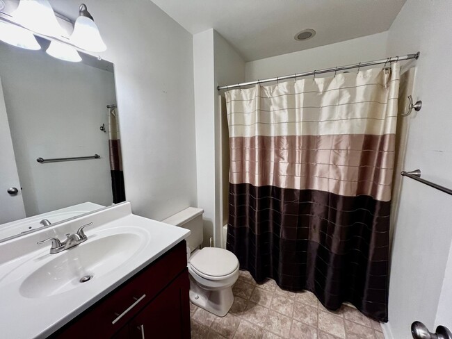 Building Photo - 2 bedroom 2 bathroom condo blocks from the...