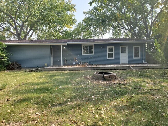 Building Photo - 324 6th St