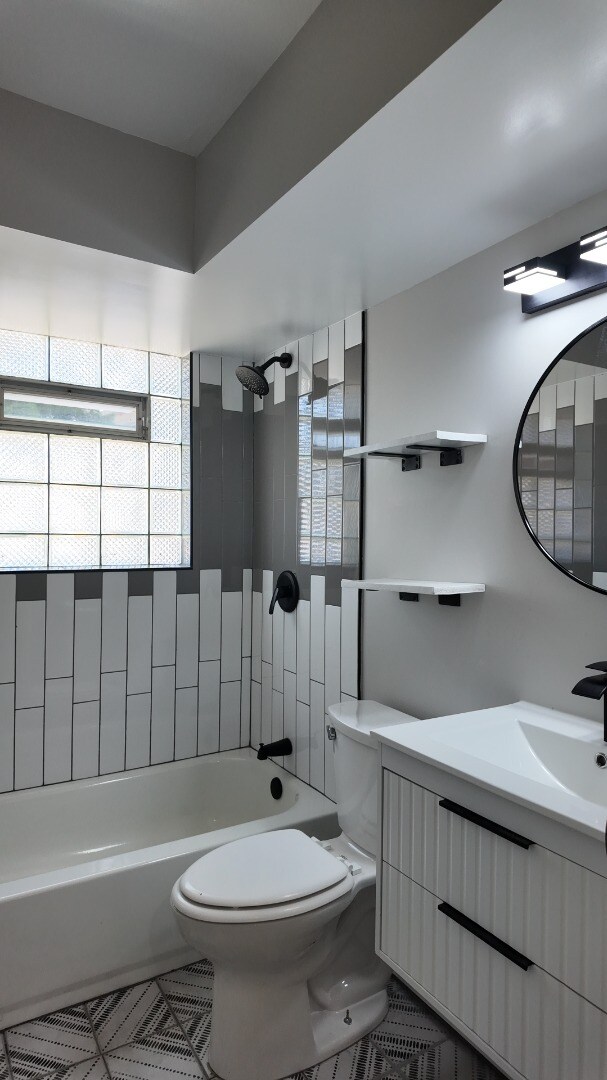 Building Photo - Freshly Renovated 2-Bed Gem with Artistic Finishes + Garage Option in Cincinnati