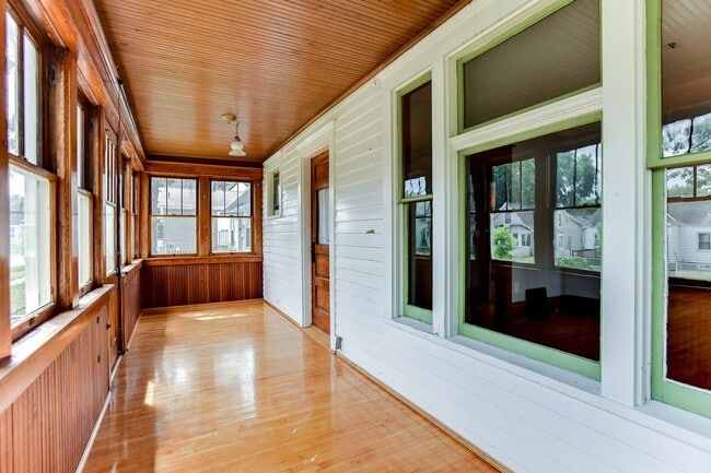 Building Photo - Renovated 3 Bedroom 2 bathroom house. Superb Master suite.