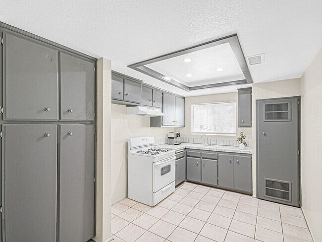 Building Photo - 1005 E Ave R