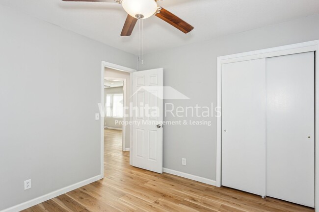 Building Photo - Fully renovated 2 bedroom, 1 bathroom, wit...