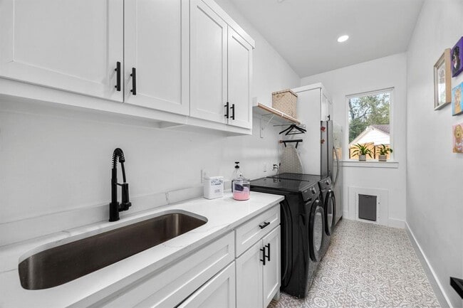 Building Photo - 32810 Oak Creek Dr