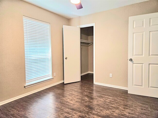 Building Photo - 4231 Southchase Ln
