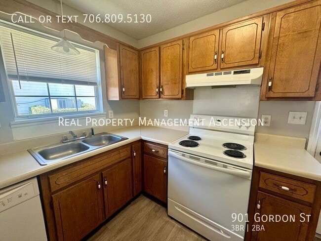 Building Photo - 901 Gordon St