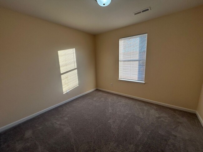 Building Photo - Newer 3BD/2.5 BA home w/ garage in quiet s...