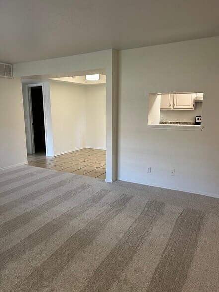 Building Photo - 9107 S Urbana Ave