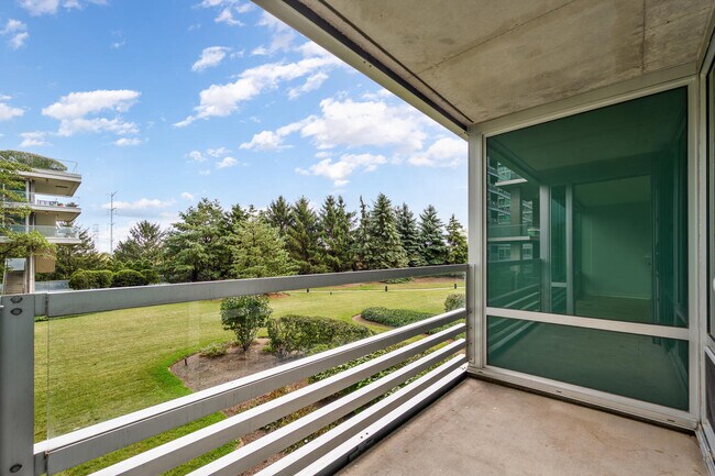 Building Photo - 9655 Woods Dr