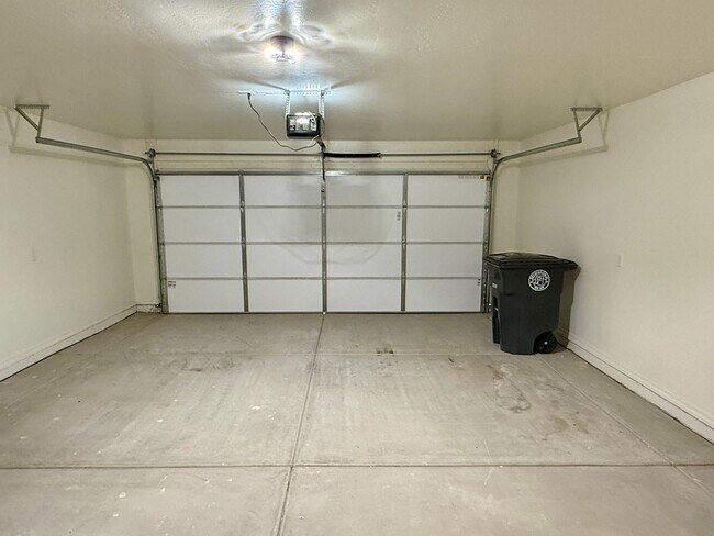 Building Photo - San Luis Corner Lot home with a Large Master Suite - 3 Bed 2 Bath Split Floor Plan