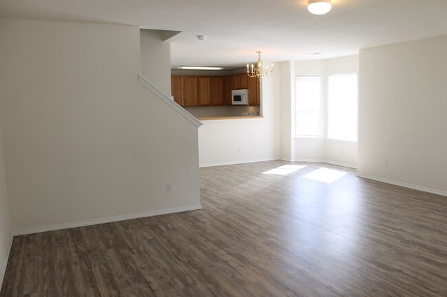 Building Photo - Three Bedroom Townhome in University Park with Balcony