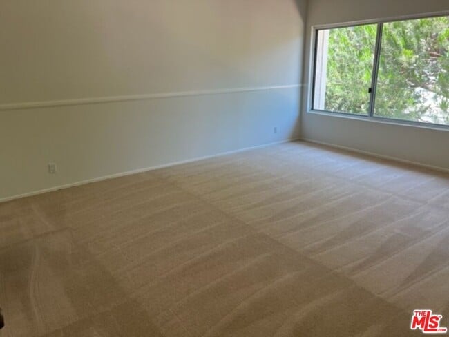 Building Photo - 1656 Palisades Dr