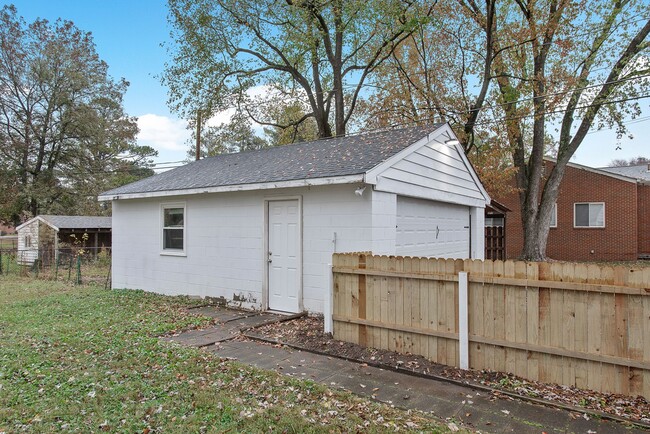 Building Photo - Fully Updated Henrico Ranch with Sunroom, ...