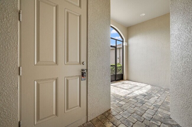 Building Photo - 3 bedroom Loren Cove Unit with Access to A...