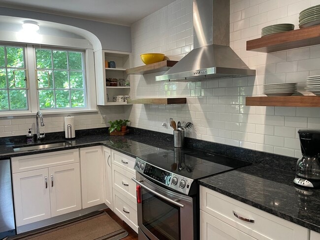 Building Photo - Lovely Tudor Home with convenient in town location