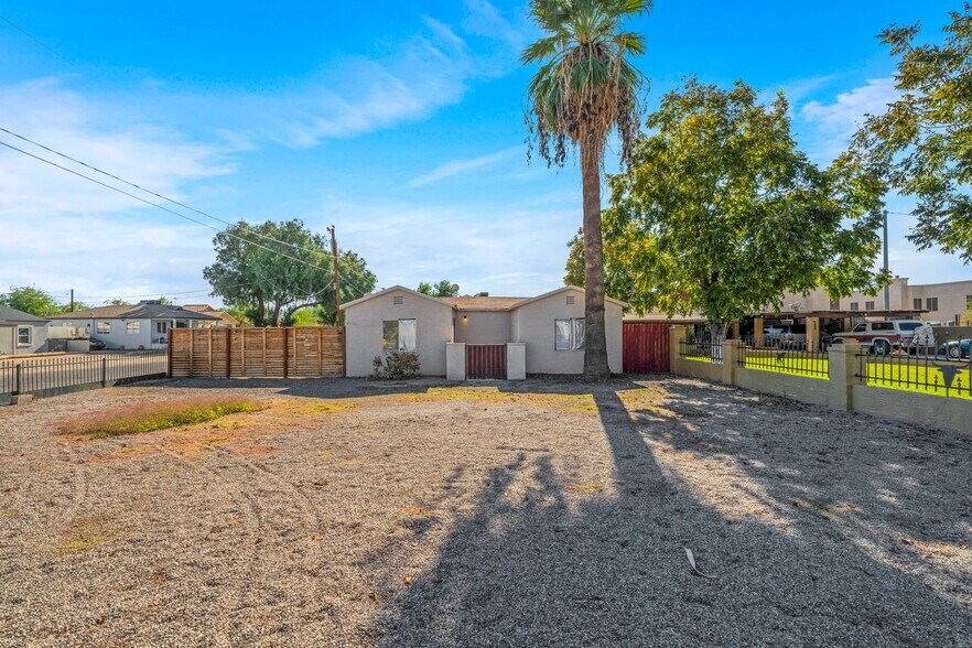 Building Photo - 2745 E Willetta St