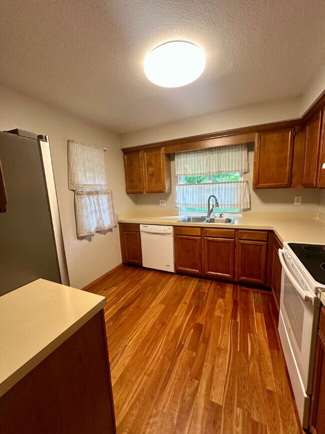 Building Photo - Don't Miss out on this 2 Bed +Loft Townhome in Northpark Available August 14th, 2026!