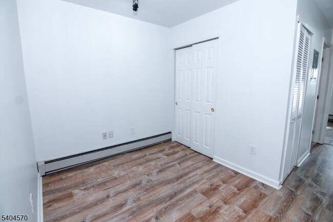 Building Photo - 220 E Broad St