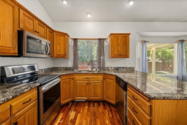 Building Photo - Beautifully Updated 4-Bedroom Home with 3-...