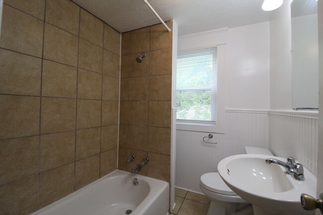 Building Photo - 2 Bedroom Home Near KU MED