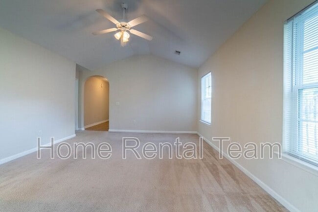 Building Photo - 37 Twin Oaks Pl