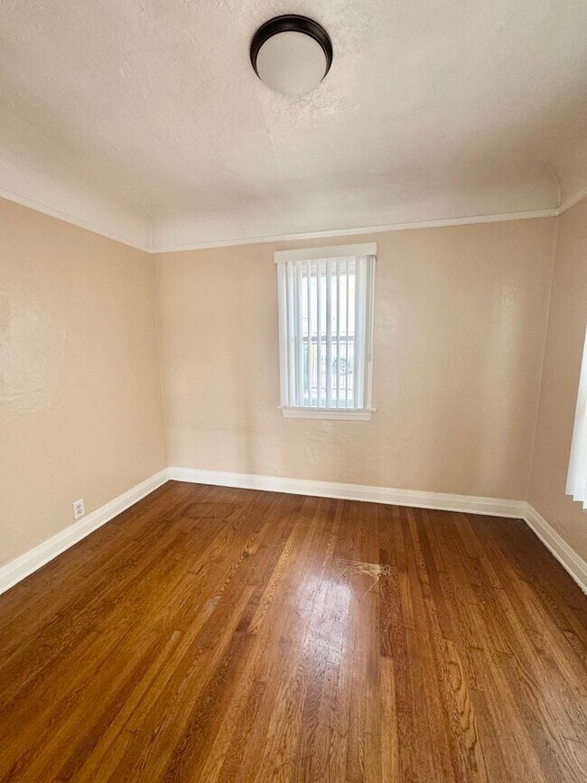 Building Photo - 550-550 W 20th St