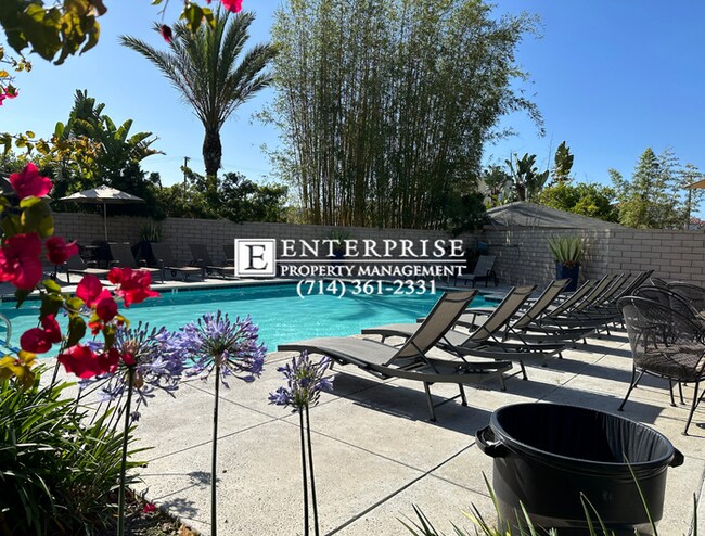 Building Photo - Top-Floor 2-Bed Condo in Huntington Beach | Walk to Beach