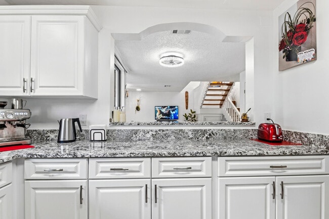 Building Photo - 5887 Fox Hollow Dr