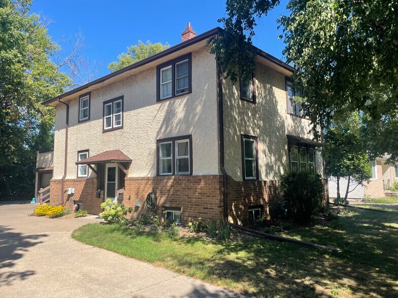 Building Photo - 261 Robie St W