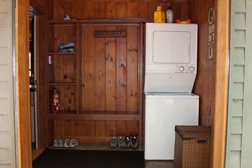 Building Photo - 387 Locks Pond Rd