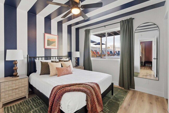 Building Photo - 4530 W Paradise Dr