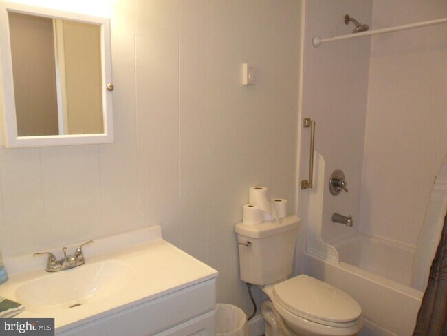Building Photo - 301 Tichy Dr
