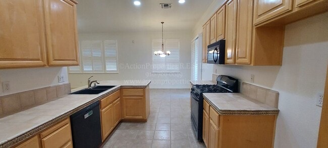 Building Photo - Rocklin  Highland Park  3 bedroom 2 bathroom, Great Room Floor Plan with Tile Flooring,  Fenced Yard