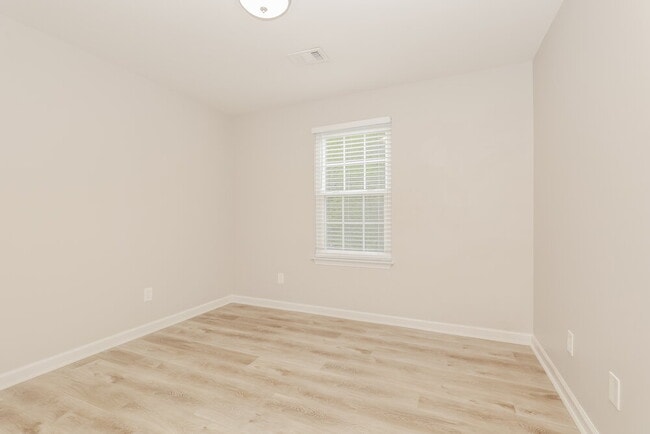 Building Photo - 712 Shandale Dr