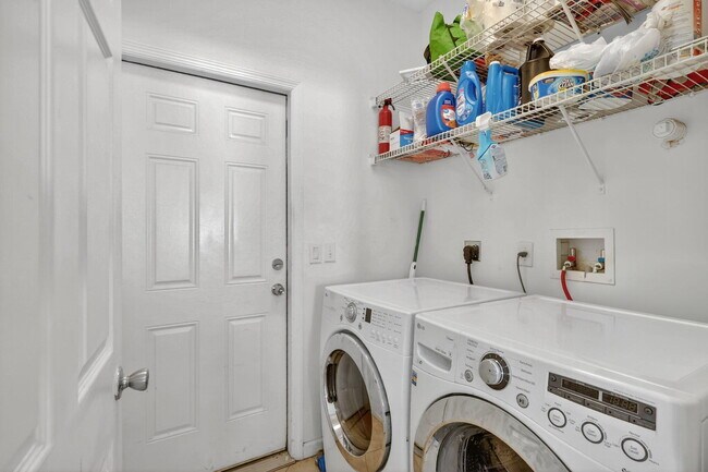 Building Photo - 1971 SW Breezeway St