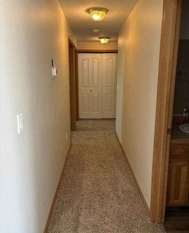 Building Photo - 3Bd/2Ba Single Story House - Available to View!