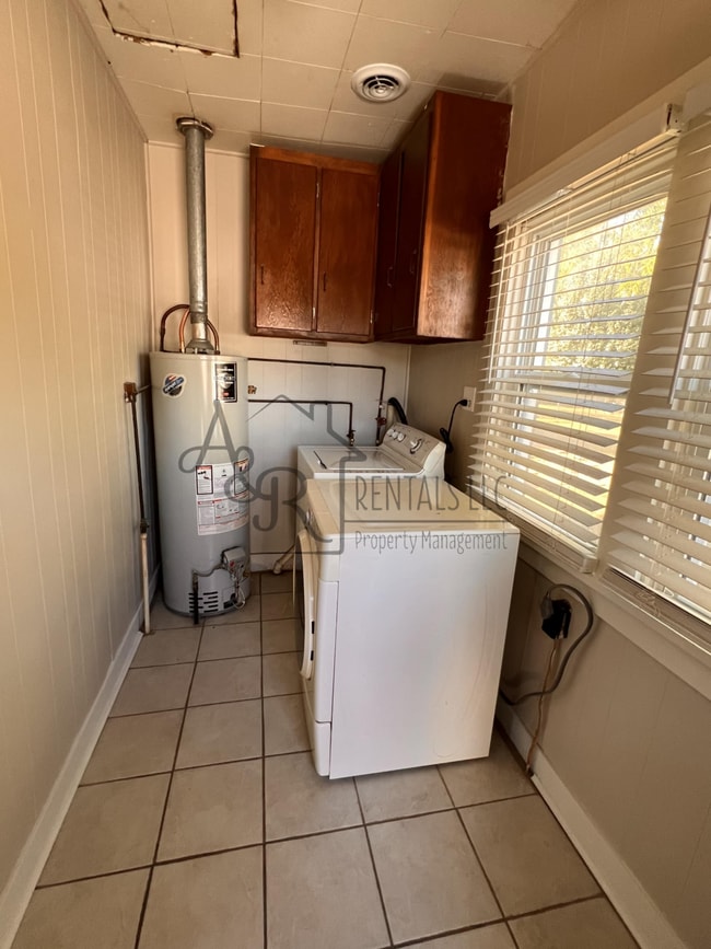 Building Photo - 204 W Leighton St