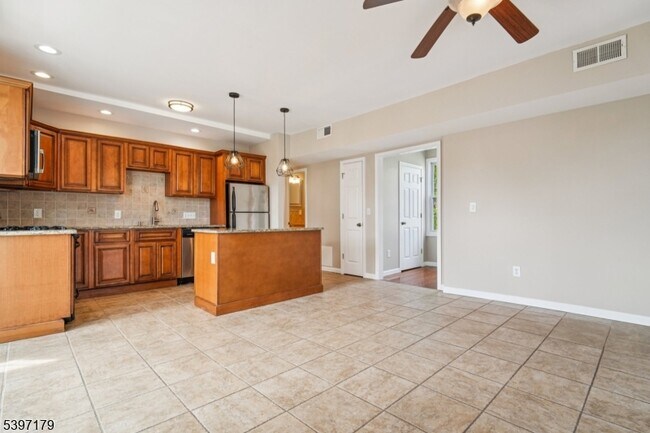 Building Photo - 141 Walnut St