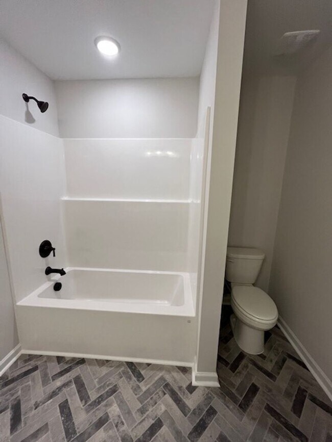 Building Photo - Discover this modern townhouse in Winnabow, NC,