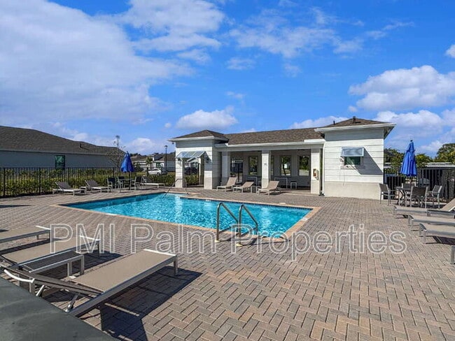 Building Photo - 5989 SE Sky Blue Cir