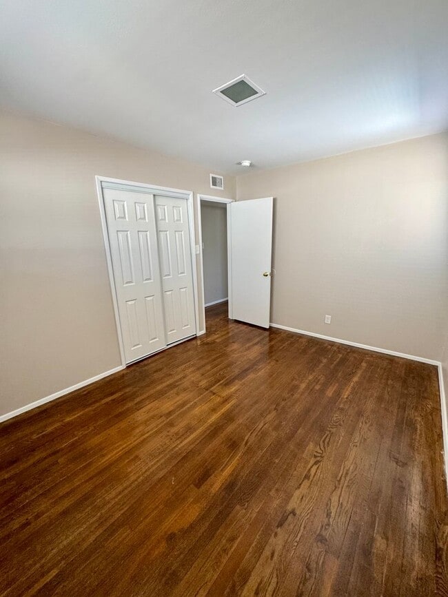 Building Photo - Updated 3 bedroom Centrally Located