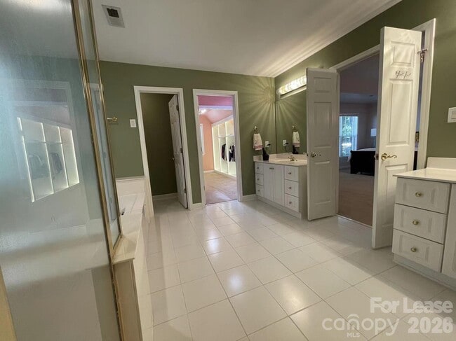 Building Photo - 6025 Oakridge Ct